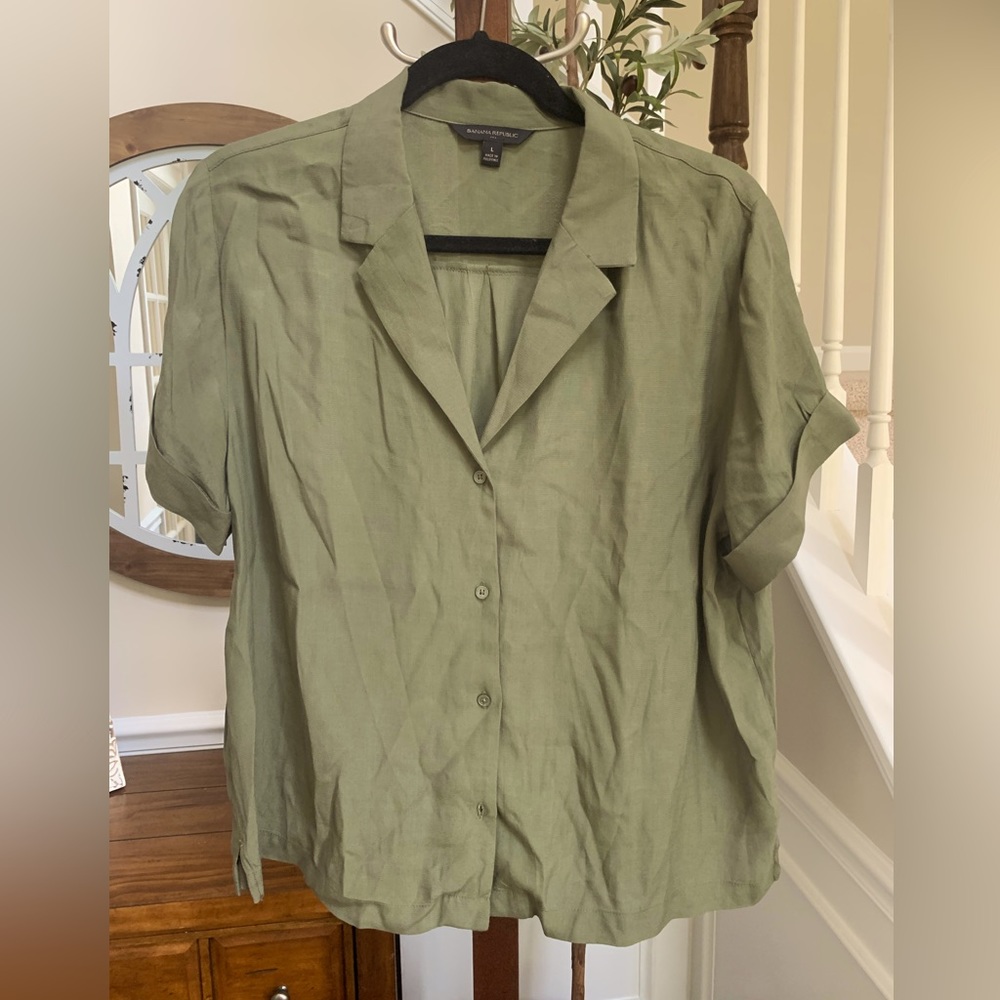 Banana republic women’s L muted green button down blouse
